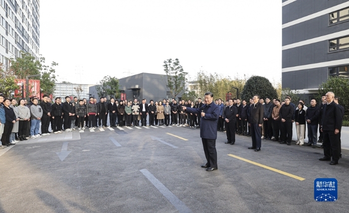 11月28日至12月2日，中共中央總書記、國家主席、中央軍委主席習近平在上?？疾臁＿@是11月29日下午，習近平在閔行區新時代城市建設者管理者之家，同社區居民親切交流。新華社記者 王曄 攝