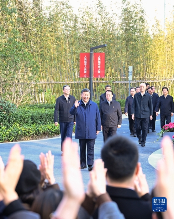 11月28日至12月2日，中共中央總書記、國家主席、中央軍委主席習近平在上?？疾臁＿@是11月29日下午，習近平在閔行區新時代城市建設者管理者之家，向社區居民揮手致意。新華社記者 申宏 攝