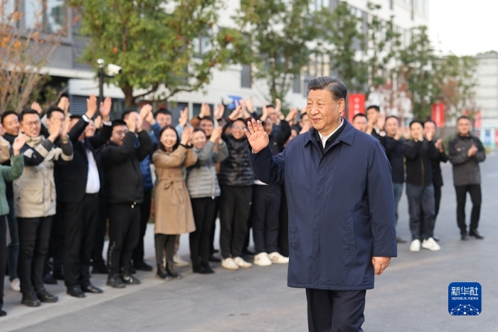 11月28日至12月2日，中共中央總書記、國家主席、中央軍委主席習近平在上?？疾臁＿@是11月29日下午，習近平在閔行區新時代城市建設者管理者之家，向社區居民揮手致意。新華社記者 王曄 攝