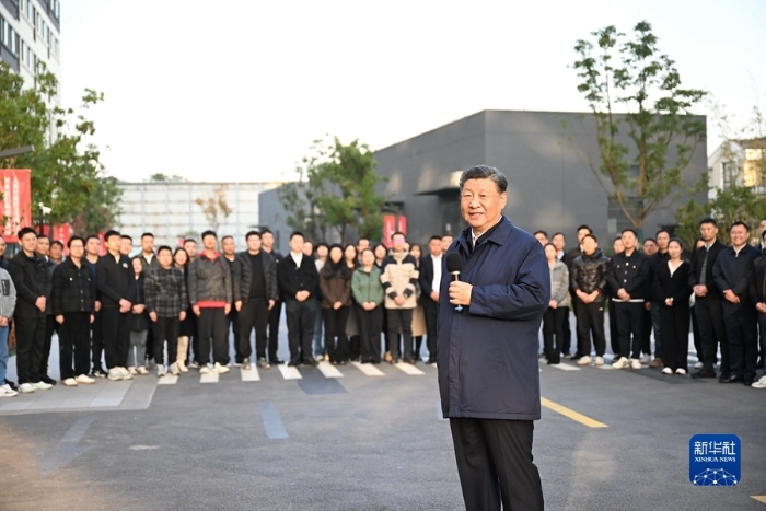 11月28日至12月2日，中共中央總書記、國家主席、中央軍委主席習近平在上?？疾臁＿@是11月29日下午，習近平在閔行區新時代城市建設者管理者之家，同社區居民親切交流。新華社記者 謝環馳 攝2
