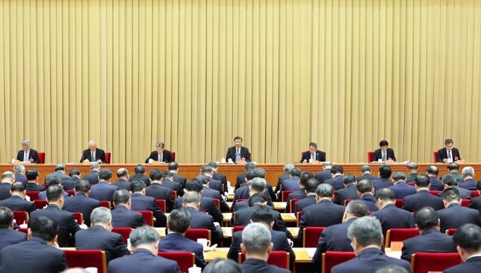12月11日至12日，中央經(jīng)濟工作會議在北京舉行。中共中央總書記、國家主席、中央軍委主席習近平出席會議并發(fā)表重要講話。李強、趙樂際、王滬寧、蔡奇、丁薛祥、李希出席會議。新華社記者 姚大偉 攝