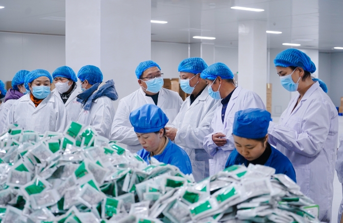 圖為社區(qū)群眾代表、藥品從業(yè)人員在甘肅河西制藥有限責(zé)任公司參觀藥品包裝環(huán)節(jié)。