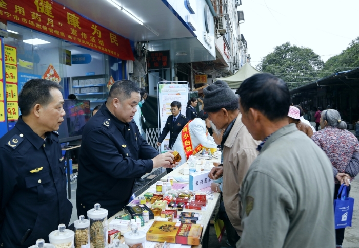市場監(jiān)管部門工作人員向公眾介紹如何識別假冒偽劣藥品。（何正君 攝）