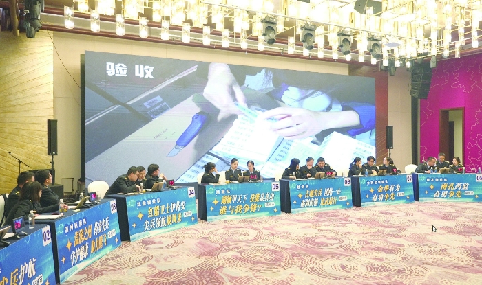 圖①為今年11月15日，浙江省職業(yè)檢查“尖兵領(lǐng)航”藥品流通檢查技能比武在嘉興舉行。圖為技能比武現(xiàn)場。