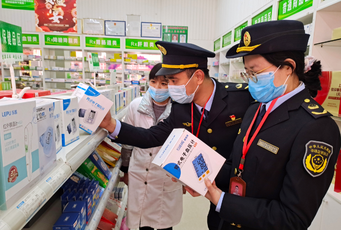 圖為12月26日，該局執(zhí)法人員在一家醫(yī)療器械經(jīng)營企業(yè)檢查產(chǎn)品質(zhì)量。