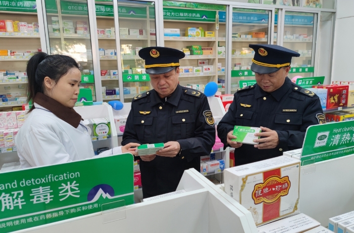圖為執法人員在藥店檢查抗病毒類藥品質量情況。