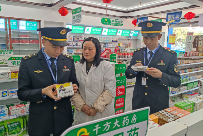 圖為1月5日，該局執法人員在一家零售藥店宣貫《管理辦法》及檢查藥品質量。