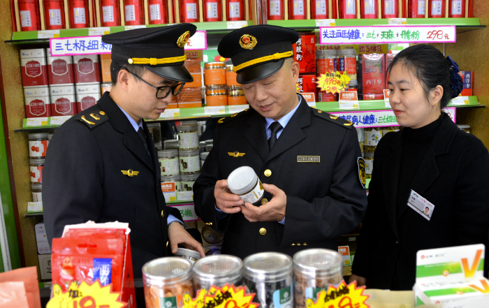 圖為1月8日，該局馬鞍街道市場(chǎng)監(jiān)管所執(zhí)法人員在一家藥店檢查中藥飲片質(zhì)量。
