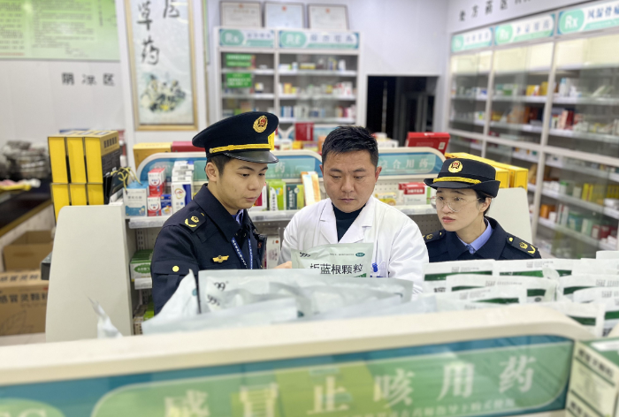 圖為該局執法人員在一家藥店內檢查感冒用藥。