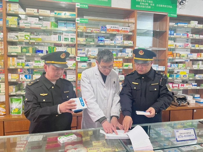 圖為該局執法人員在一家農村藥店核查藥品購進票據和庫存等情況。