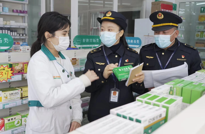 圖為1月28日，該局監管人員在一家藥店檢查處方藥銷售臺賬。