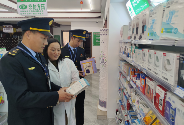 圖為1月29日，該局執法人員在一家醫療器械經營企業檢查電子血壓計質量。