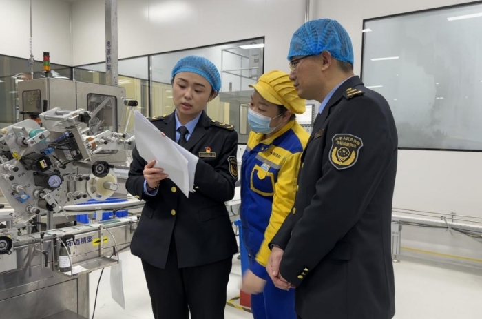 圖為監管人員在外包裝間查看產品批生產記錄。（齊桂榕 攝）