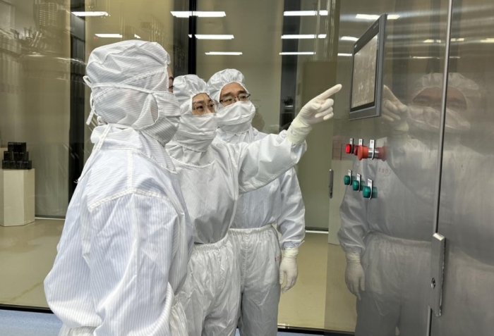 圖為監管人員在配制間查看料體貯存罐的設備參數。（齊桂榕 攝）