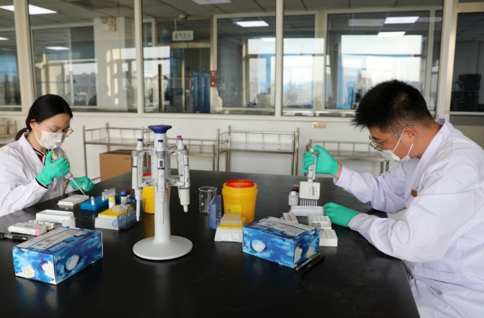 圖為檢驗人員對企業送檢藥品應急檢驗。