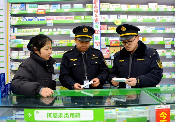 圖為執法人員在一家藥店檢查。
