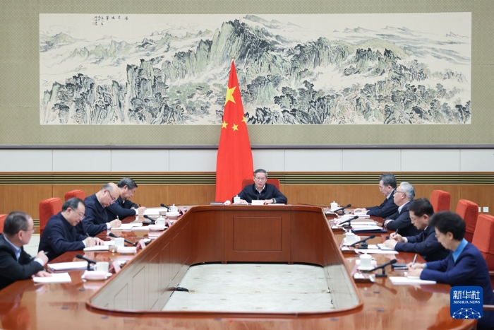 2月26日下午，國務院以“建立健全公平競爭制度，加快完善全國統一大市場基礎制度規則”為主題，進行第六次專題學習。國務院總理李強主持學習。新華社記者 劉彬 攝
