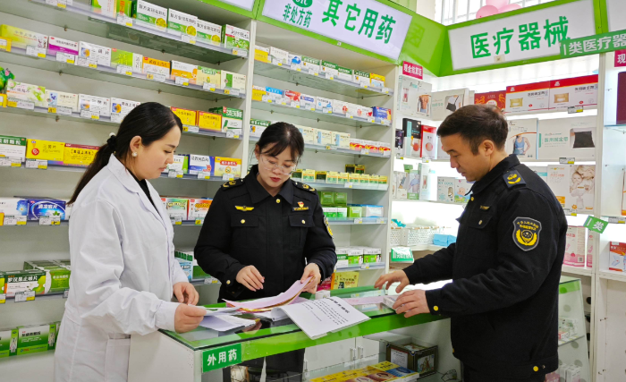 圖為該局執法人員在一家藥店檢查網絡藥品銷售相關備案資料。