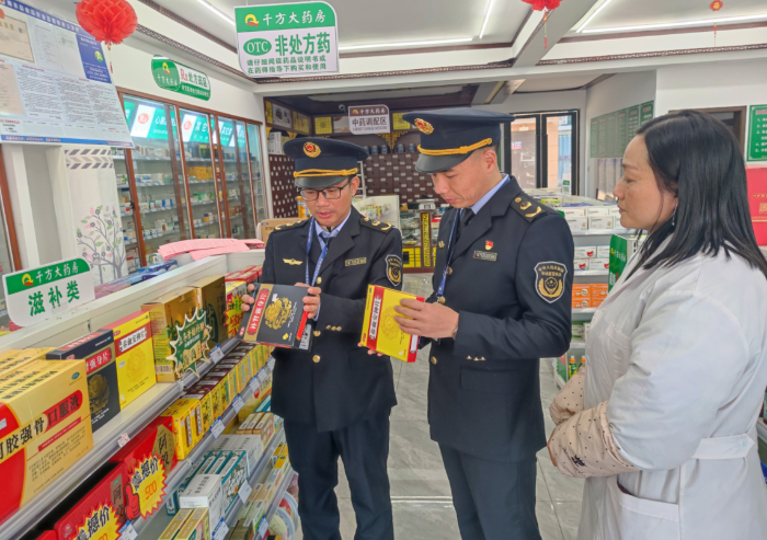 圖為3月2日，該局執法人員在一家零售藥店檢查滋補養顏類藥品質量。