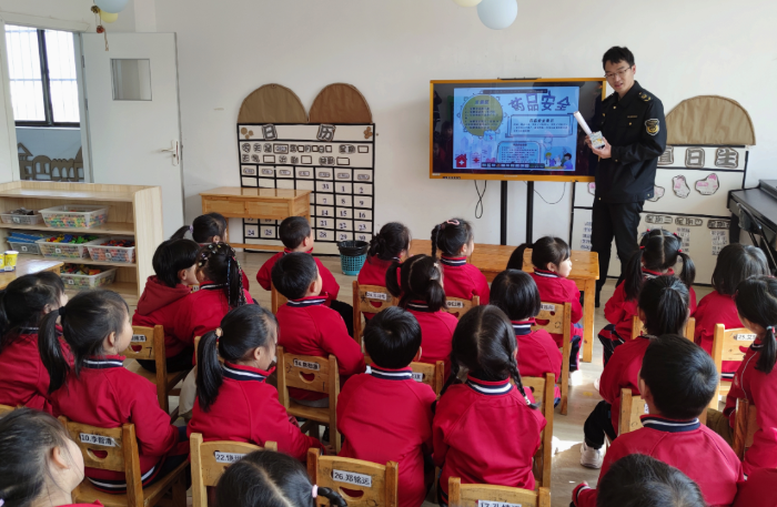 圖為3月11日，該局工作人員給幼兒園小朋友講解藥品安全知識。