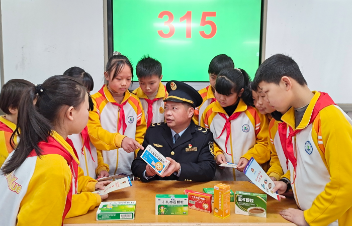 圖為3月13日，該局工作人員為小學生講解安全用藥知識。