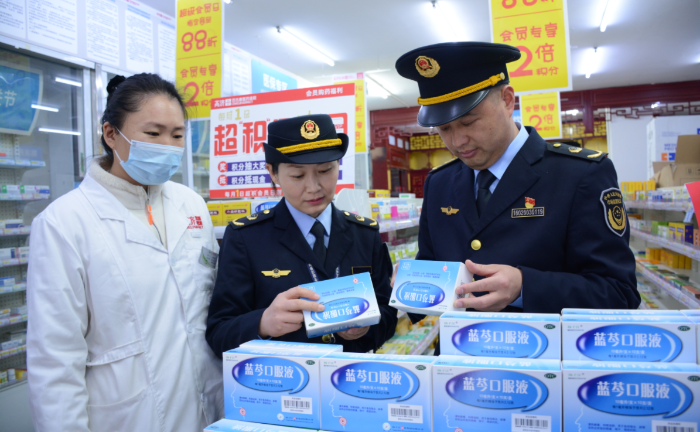 圖為該所執法人員在一家藥店檢查春季常用藥品。