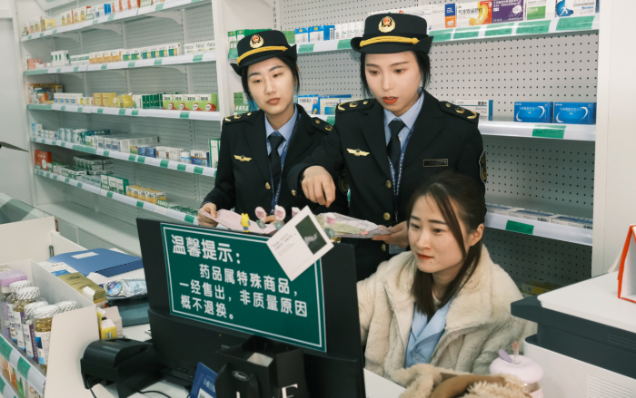 圖為3月15日，該局執(zhí)法人員在一家藥店對網(wǎng)絡銷售藥品情況進行檢查。