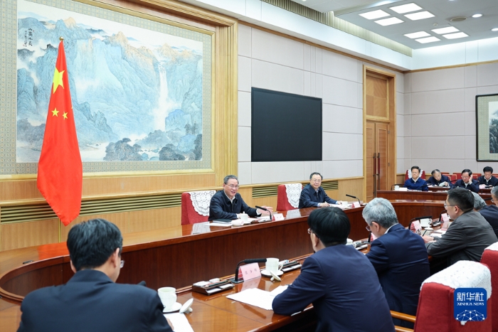 4月8日下午，中共中央政治局常委、國務(wù)院總理李強在北京主持召開經(jīng)濟形勢專家和企業(yè)家座談會，聽取對當前經(jīng)濟形勢和下一步經(jīng)濟工作的意見建議。新華社記者 劉彬 攝