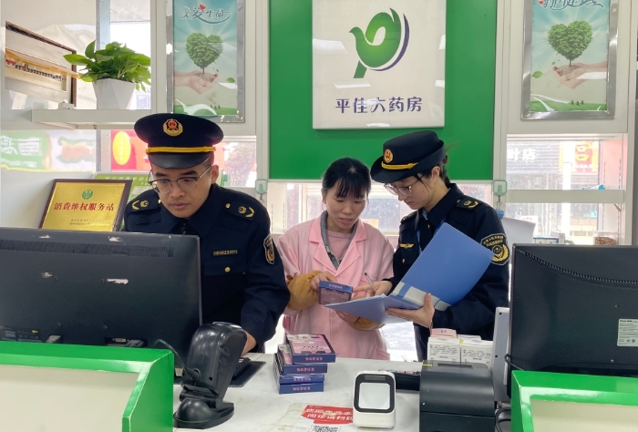 圖為執法人員在一家醫療器械網絡銷售單位開展檢查。