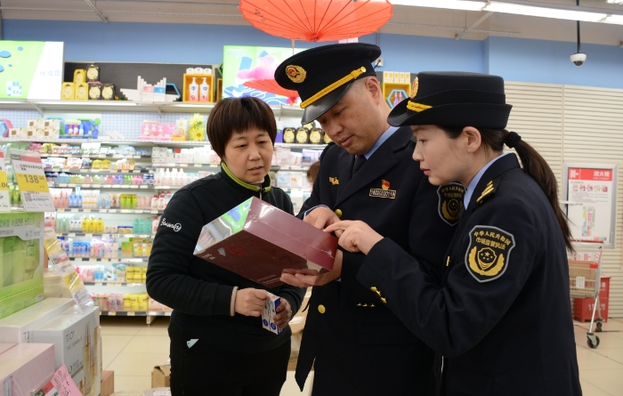 圖為執(zhí)法人員在一家化妝品店進行檢查。