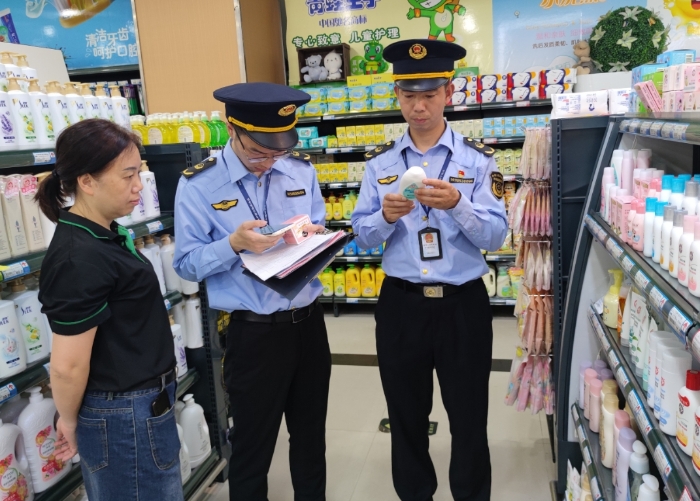 圖為執(zhí)法人員在一家超市檢查兒童化妝品標簽標識。
