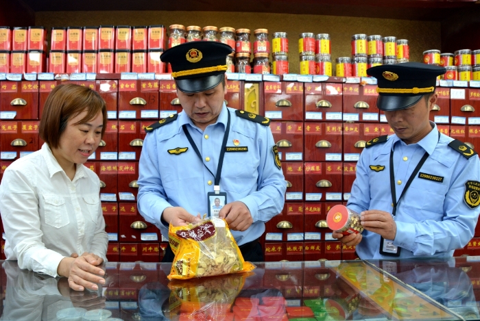圖為4月17日，執法人員在一家藥店現場核查中藥飲片是否存在蟲蛀、霉變等質量問題。