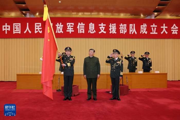 4月19日，中國人民解放軍信息支援部隊成立大會在北京八一大樓隆重舉行。中共中央總書記、國家主席、中央軍委主席習近平向信息支援部隊授予軍旗并致訓詞。這是習近平將軍旗授予信息支援部隊司令員畢毅、政治委員李偉。新華社記者 李剛 攝