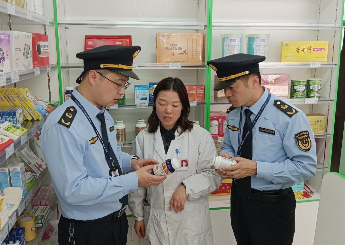 圖為該局執法人員正在一家藥店內開展檢查。