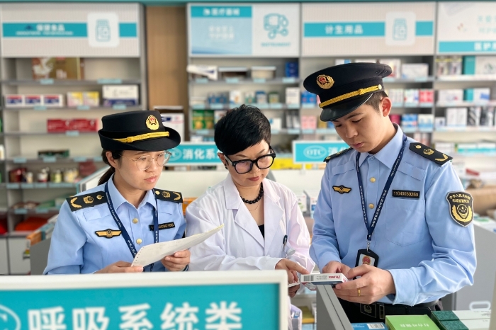 圖為該局執法人員正在一家藥店對其經銷的藥品進行仔細核查相關信息。