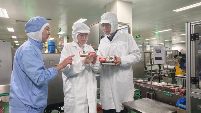 圖為執(zhí)法人員對兒童牙膏生產線進行現(xiàn)場檢查。（張力文 攝）