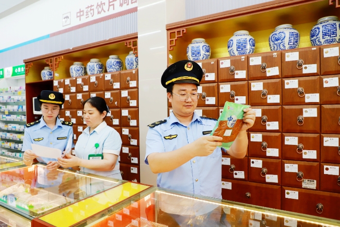 圖為5月29日，該局執(zhí)法人員對一家零售藥店的中藥飲片進(jìn)行質(zhì)量抽檢。
