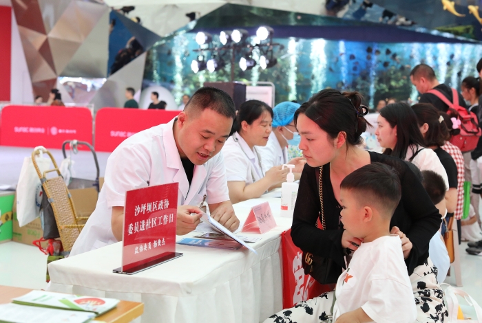 6月1日，重慶市沙坪壩區土主街道文廣社區，沙坪壩區政協委員楊俊杰（左一）群眾義診。