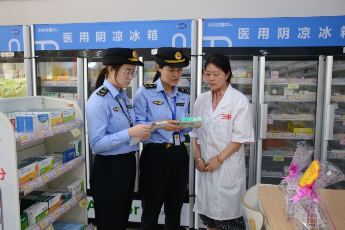 圖為開封市金明池市場(chǎng)監(jiān)管所執(zhí)法人員在一家零售藥店檢查陰涼藥品存儲(chǔ)情況。