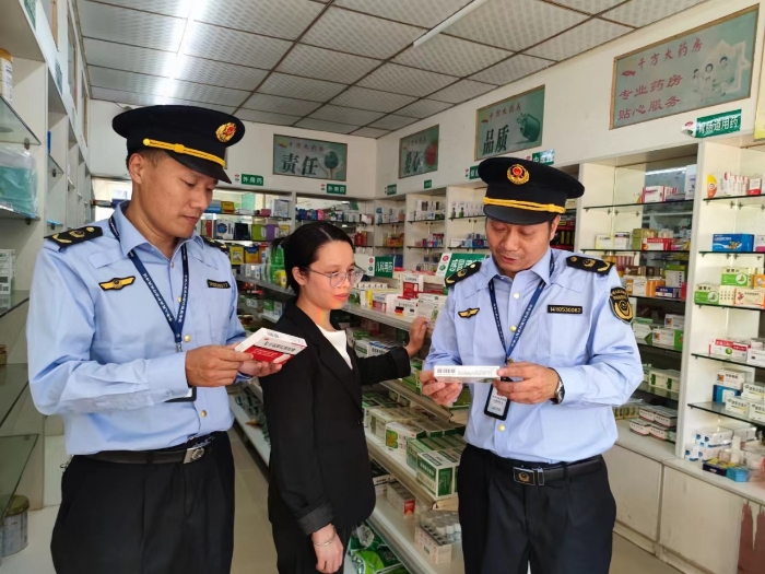 圖為6月5日，該局執法人員在一家藥品零售企業檢查藥品質量。（鄢國卿 攝）