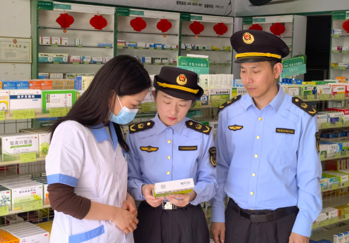 圖為該所執法人員在一家藥店檢查藥品安全。