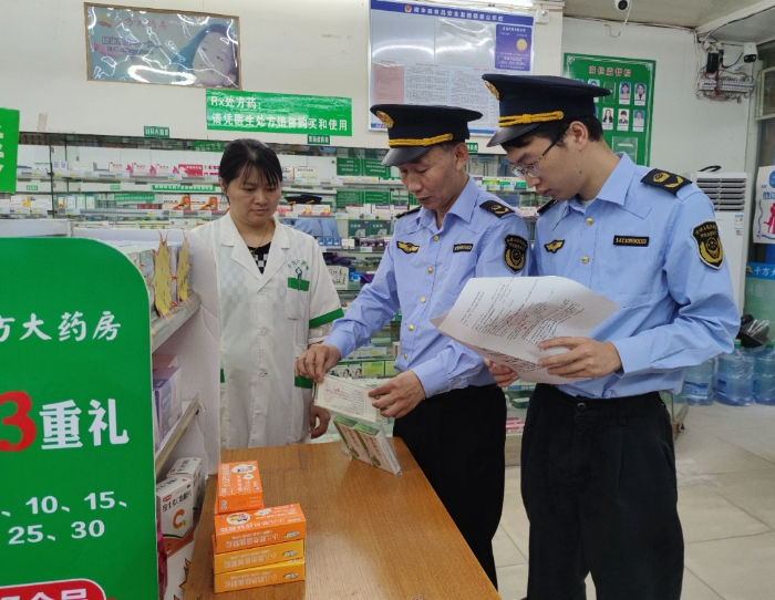 圖為6月13日，該局工作人員在一家藥品零售企業抽檢藥品。