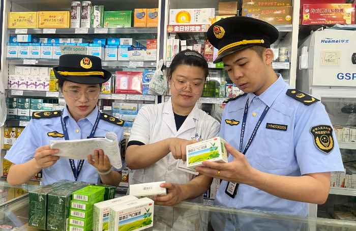 圖為該局執(zhí)法人員在一家藥店對(duì)藥品經(jīng)銷情況進(jìn)行全面核查。