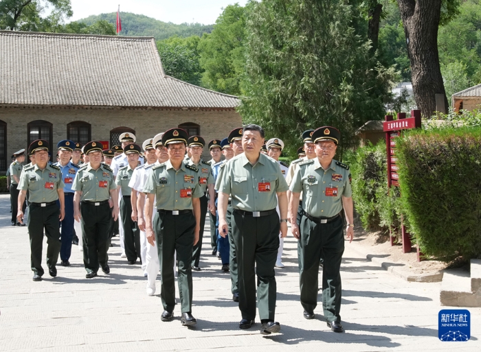 6月17日至19日，中央軍委政治工作會(huì)議在陜西延安召開。中共中央總書記、國(guó)家主席、中央軍委主席習(xí)近平出席會(huì)議并發(fā)表重要講話。這是17日下午，習(xí)近平帶領(lǐng)軍委一班人和各部門各單位主要負(fù)責(zé)同志瞻仰王家坪革命舊址。新華社記者 李剛 攝