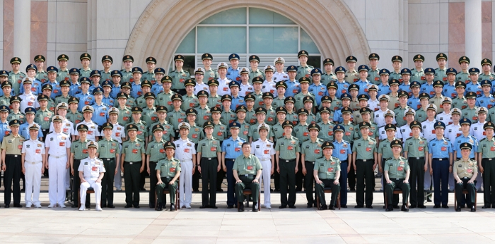 6月17日至19日，中央軍委政治工作會(huì)議在陜西延安召開。中共中央總書記、國(guó)家主席、中央軍委主席習(xí)近平出席會(huì)議并發(fā)表重要講話。這是17日下午，習(xí)近平親切接見會(huì)議全體代表。新華社記者 李剛 攝