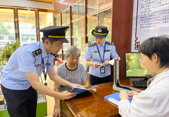 圖為該局工作人員在一家藥店內開展民生藥事服務指導工作。