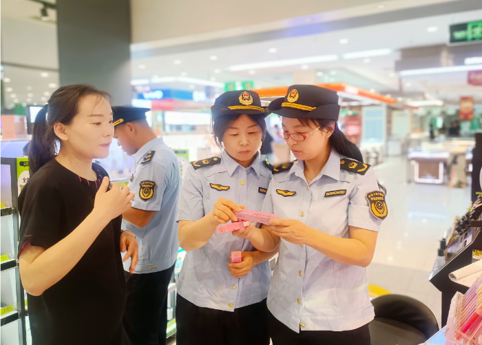 圖為該局執(zhí)法人員對(duì)被抽樣單位實(shí)施監(jiān)督檢查。