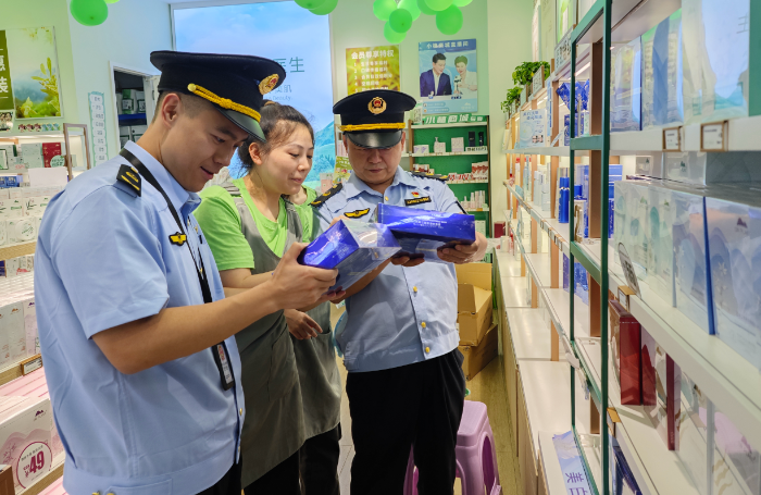 圖為6月21日，該局執(zhí)法人員在一家專賣店檢查化妝品。