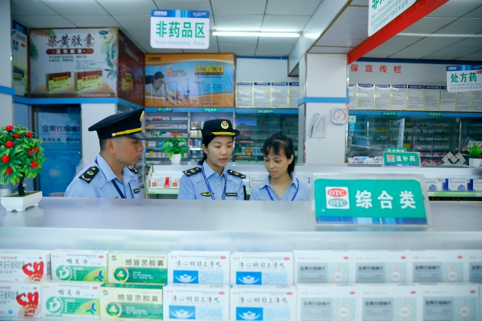 圖為6月25日，南陽鎮(zhèn)市場監(jiān)管所執(zhí)法人員在一家藥店進行檢查。（何正君 攝）