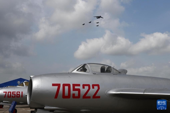 在空軍航空開放活動(dòng)·長(zhǎng)春航空展上，運(yùn)油-20和殲-20、殲-16加油編隊(duì)從米格-15飛機(jī)上空飛過(guò)（2023年7月29日攝）。新華社發(fā)（余紅春 攝）